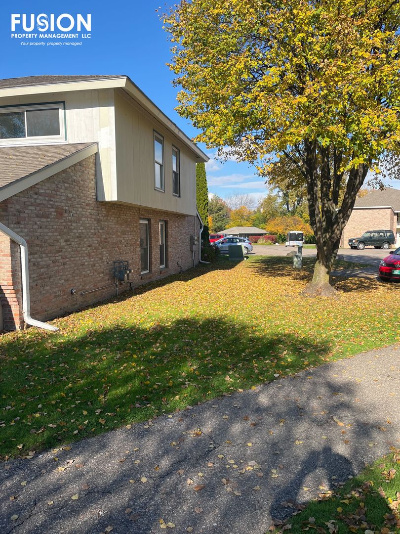 Burlington House: 209 Ledgewood CIR #101