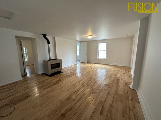 Charming Burlington 3 Bd in Duplex with Backyard - $800 move-in credit! – photo 1