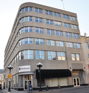 Storefront Downtown La Crosse in Historic Exchange Building – photo 1