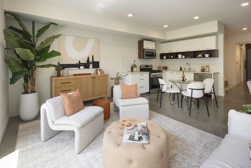Melrose | Modern Studio with Spacious Alcove – photo 1