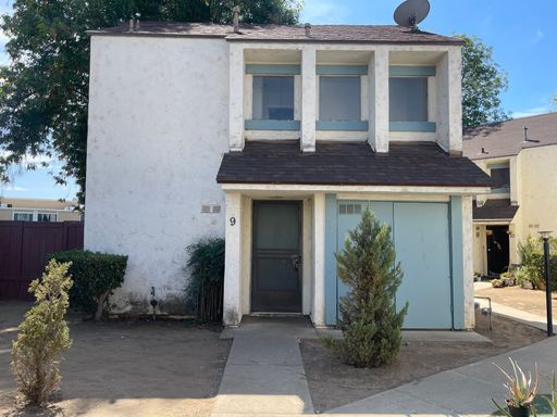 Remodeled Two Bedroom Townhouse with Fenced Backyard – photo 1