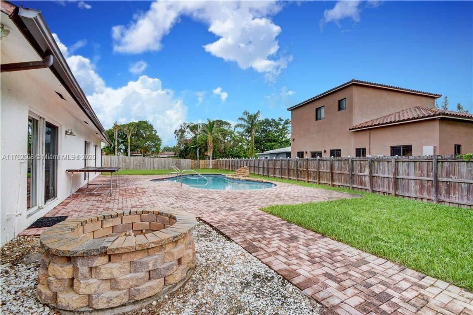 DANIA BEACH House: 210 NE 2ND CT