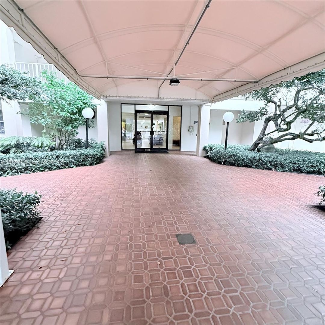 POMPANO BEACH House: 3980 OAKS CLUBHOUSE DR APT #302