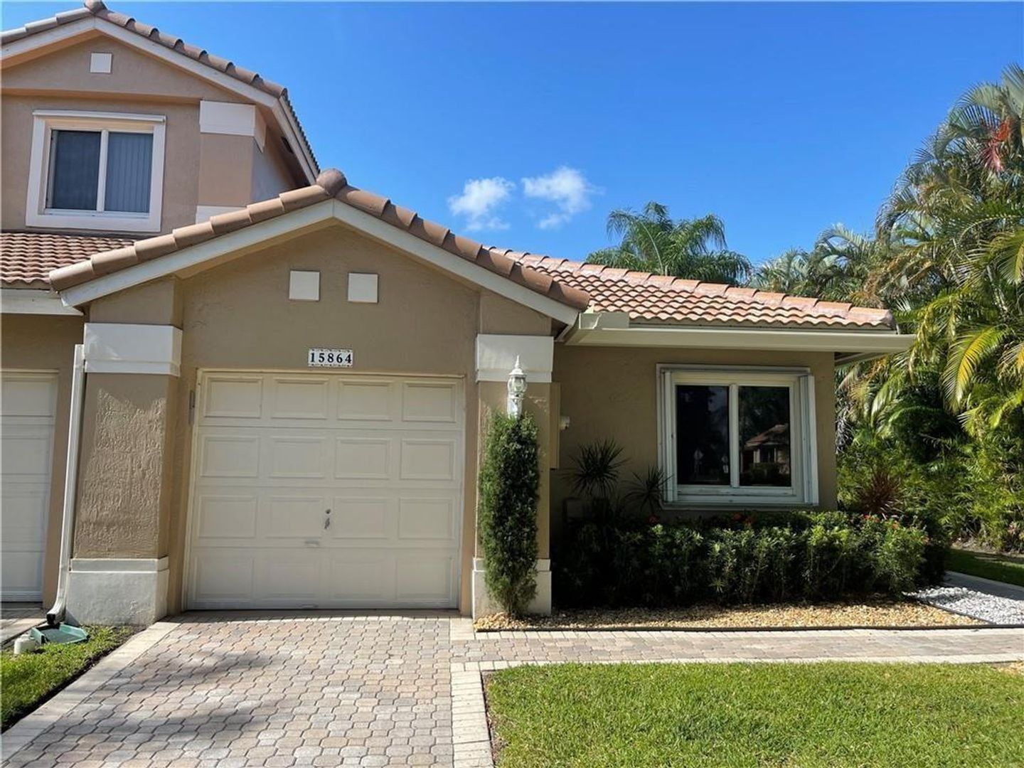 PEMBROKE PINES House: 15864 SW 10TH ST