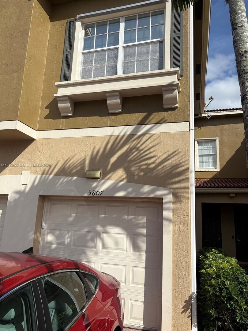 TAMARAC House: 5807 HAMPTON HILLS BLVD #5807