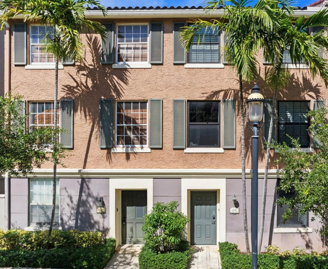WEST PALM BEACH House: 691 HIBISCUS ST