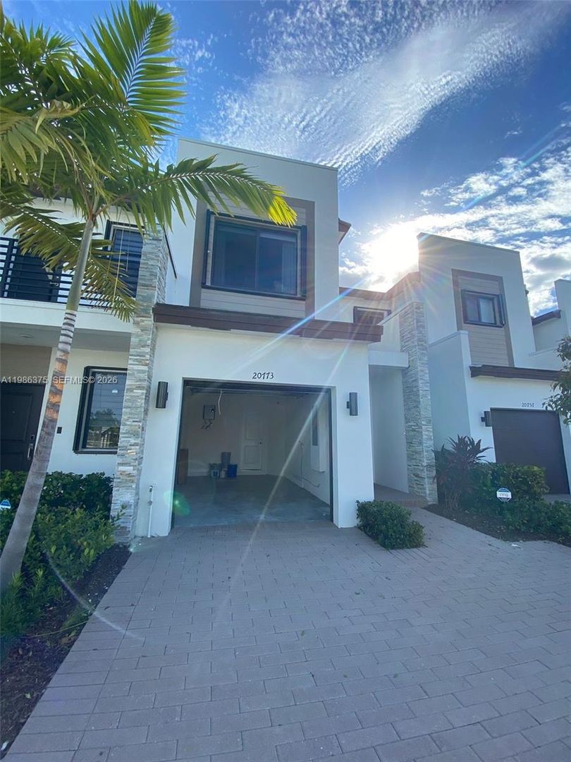MIAMI House: 20773 NE 5TH CT