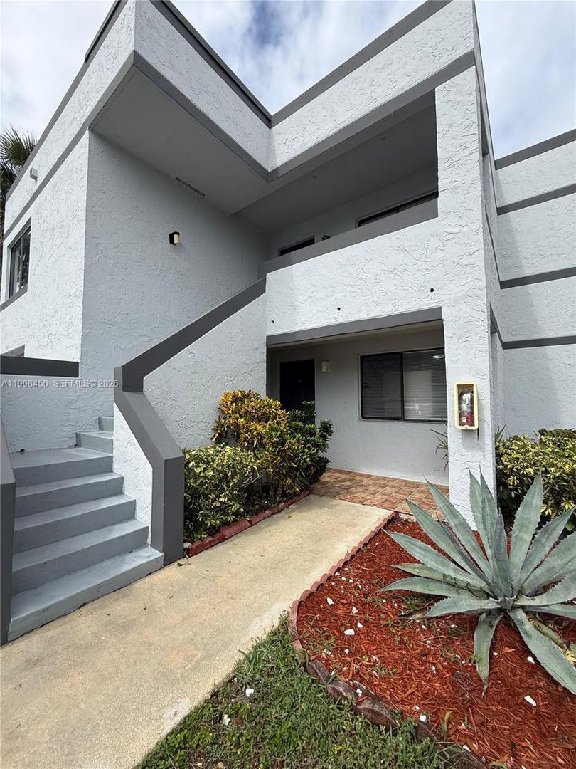 WESTON House: 155 LAKEVIEW DR APT #101