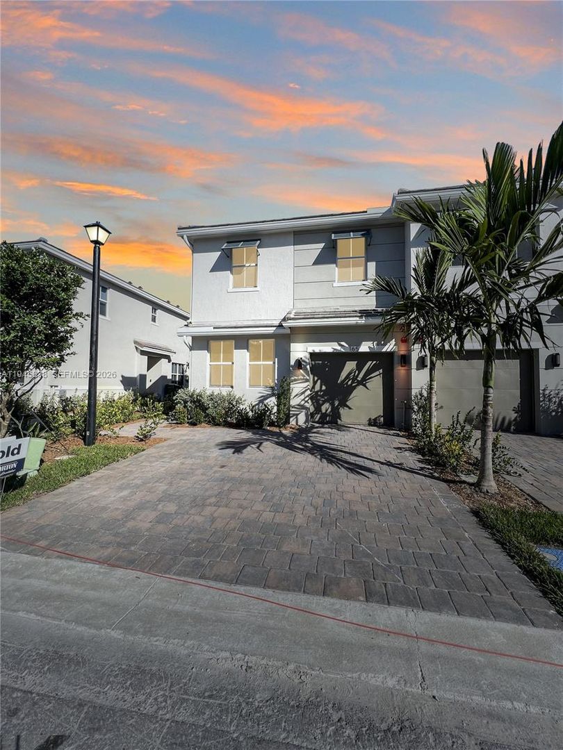 PEMBROKE PINES House: 165 SW 170TH AVE #165