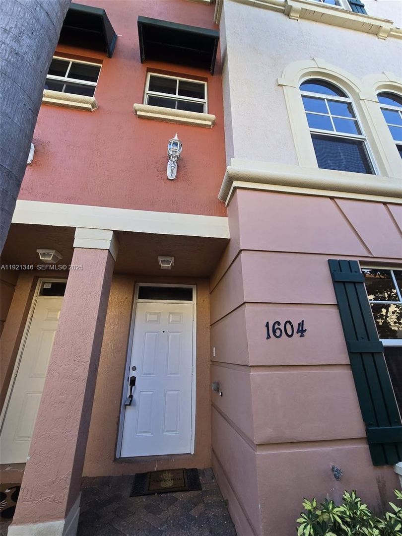 FORT LAUDERDALE House: 1033 NE 17TH WAY #1604