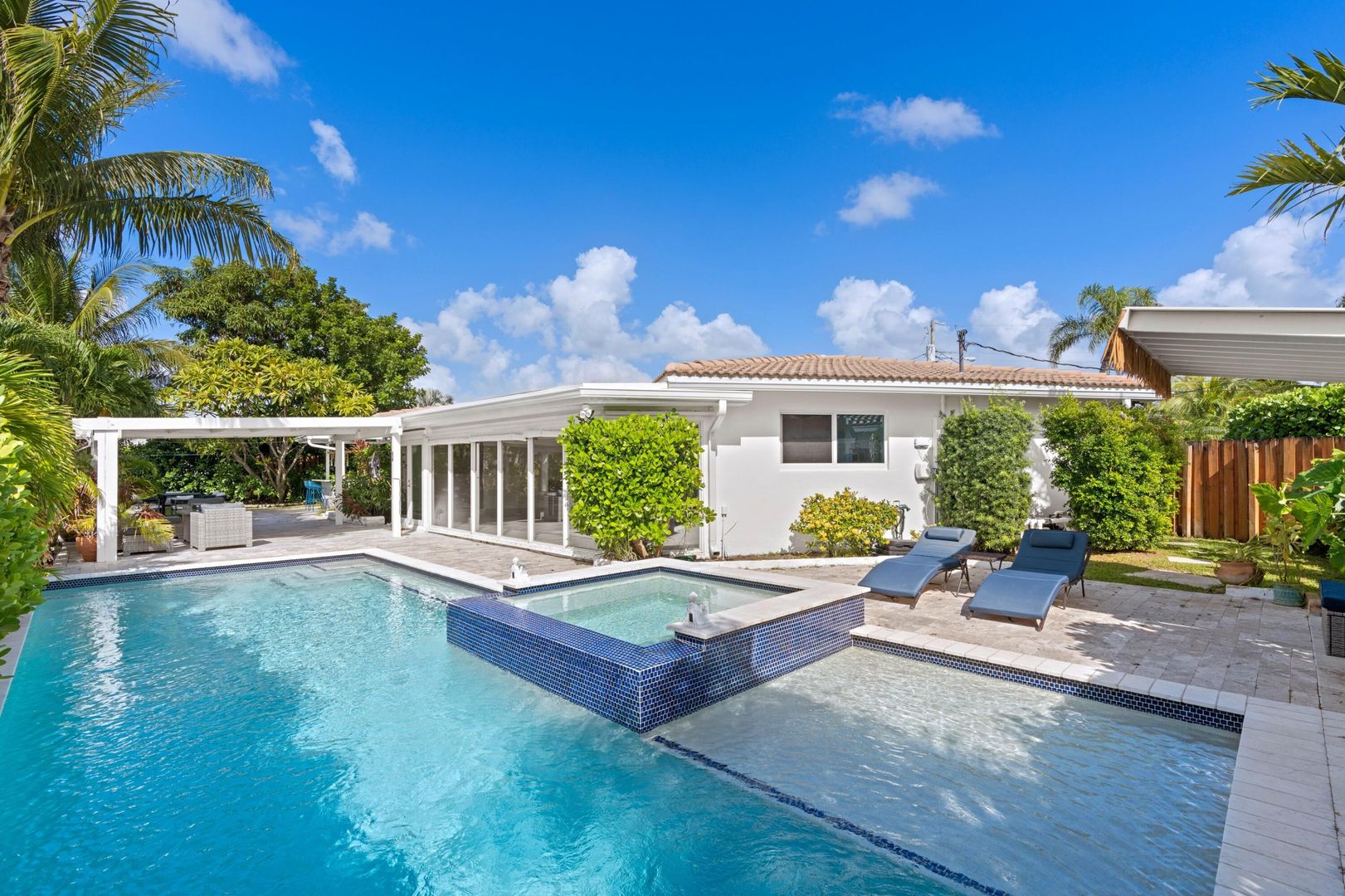 POMPANO BEACH House: 391 SE 7TH AVE