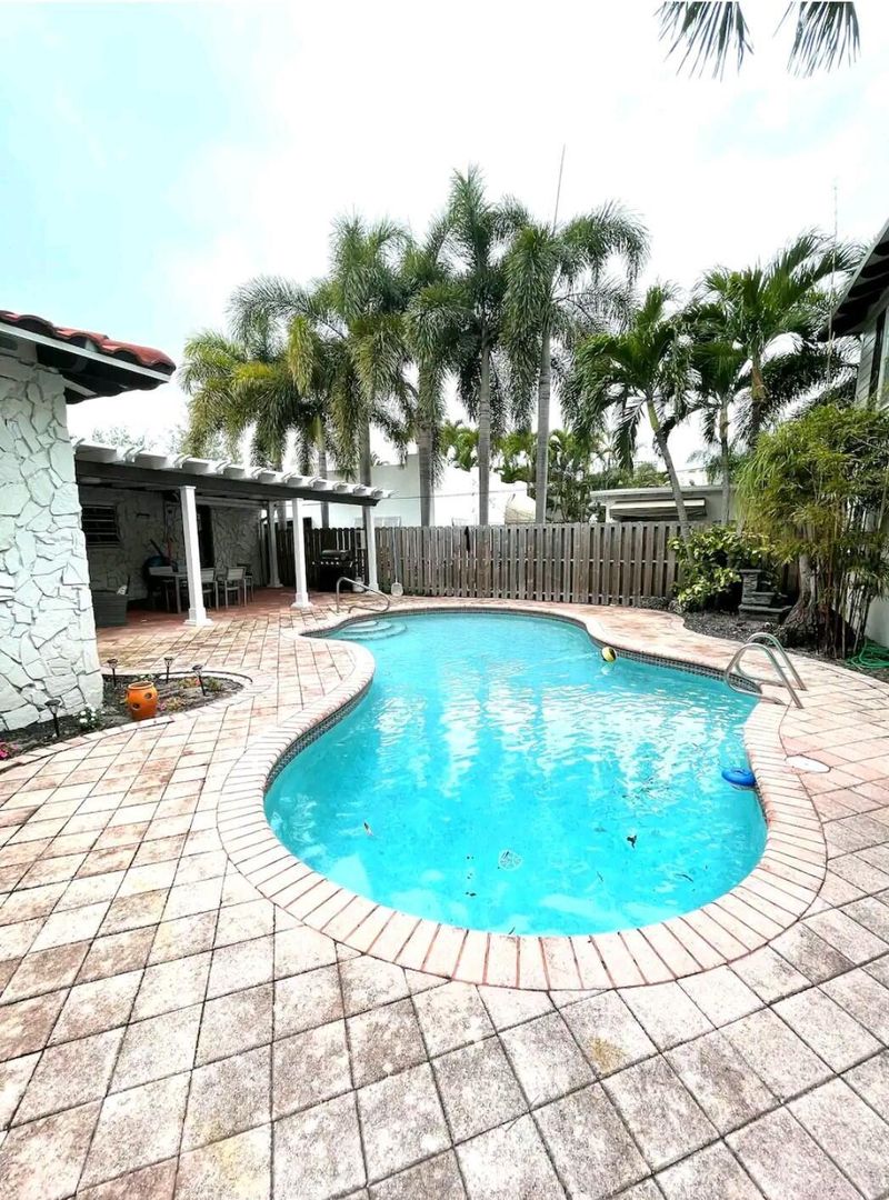 FORT LAUDERDALE House: 1403 SE 2ND ST #1