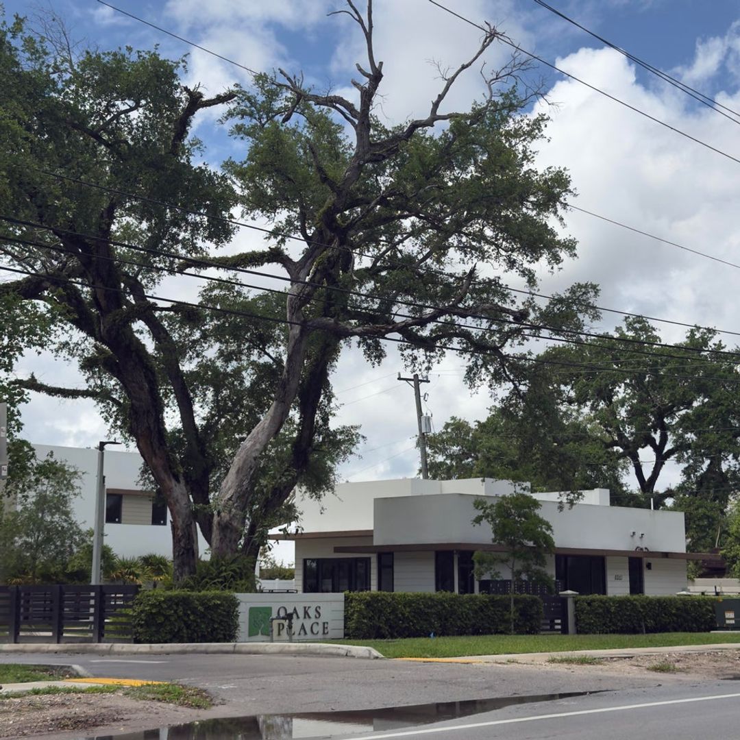 DANIA House: 4189 N OAK PL #4189