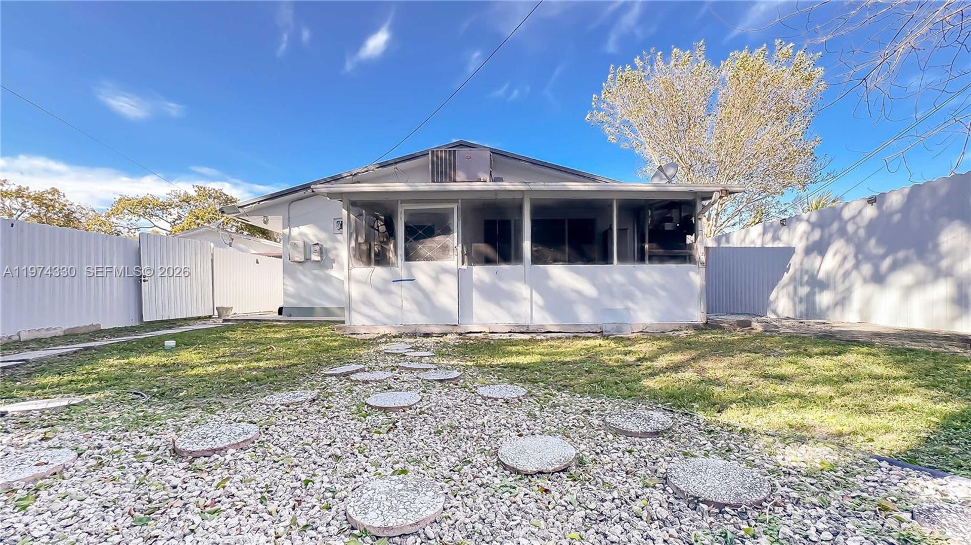 HOLLYWOOD House: 5640 HAYES ST #5640