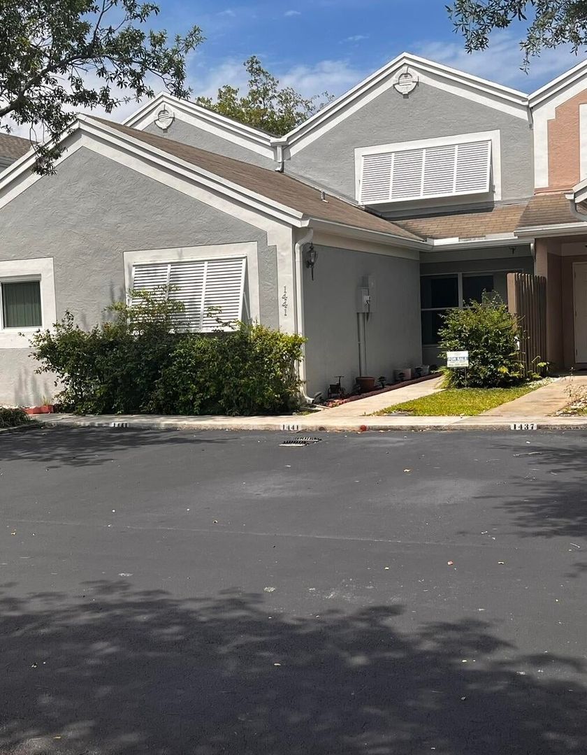 PEMBROKE PINES House: 1441 NW 122ND TER