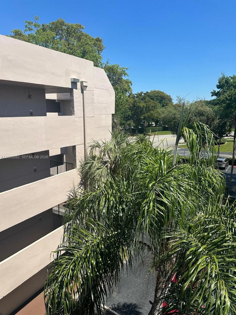 DAVIE House: 1811 SABAL PALM DR #406