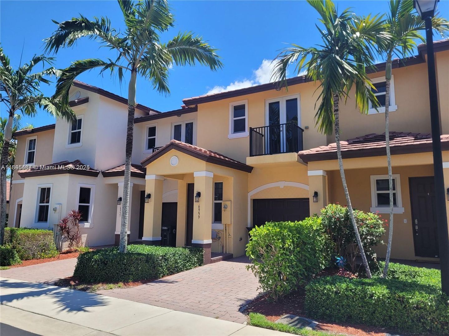 COCONUT CREEK House: 6959 LONG PINE CIR #6959