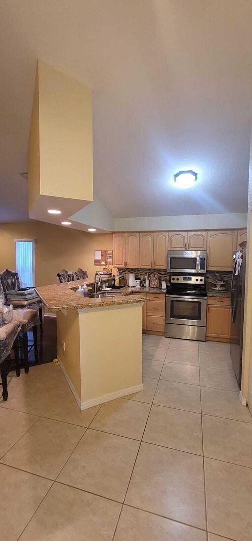 BOYNTON BEACH House: 211 NE 13TH AVE