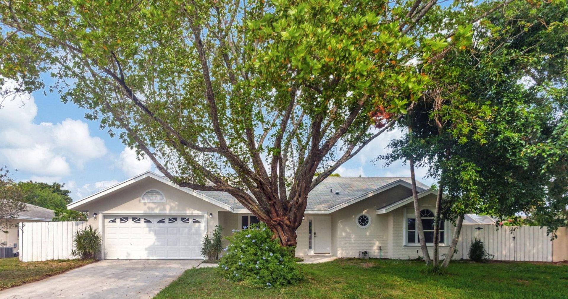 Royal Palm Beach House: 843 Azalea Drive