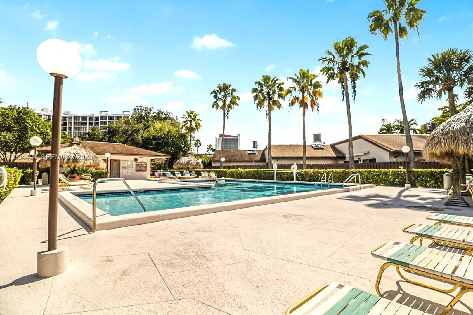 HALLANDALE BEACH House: 513 LESLIE DR #513