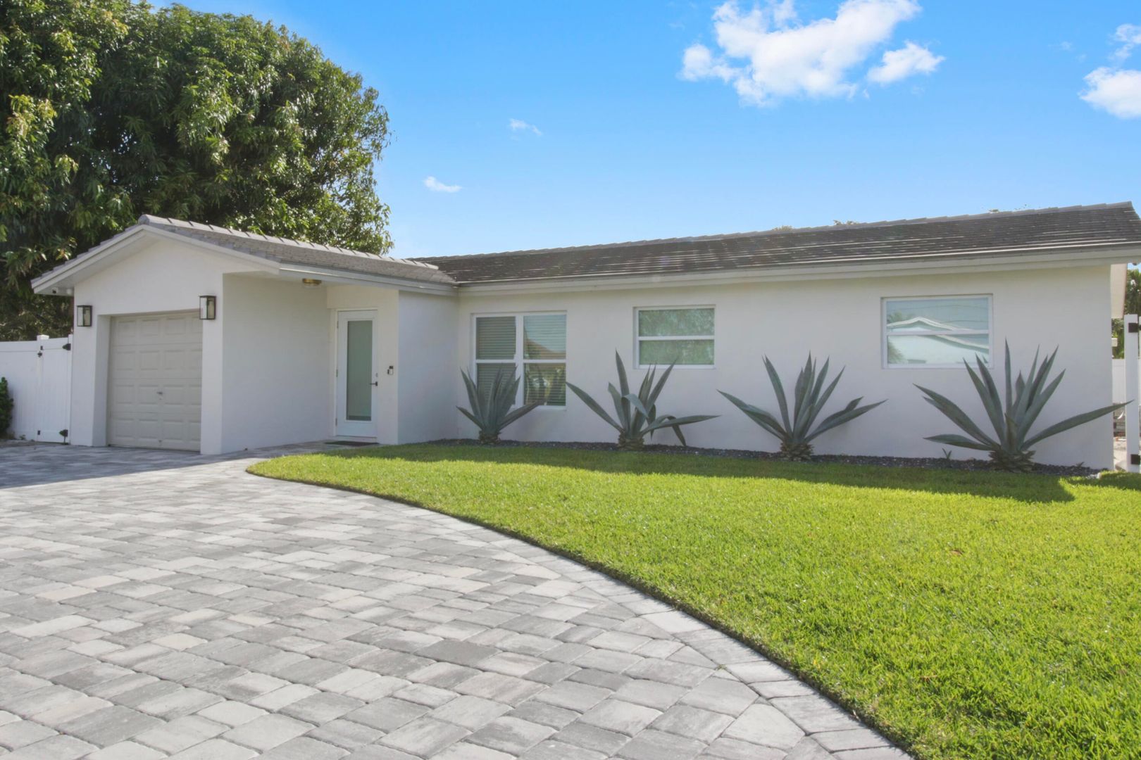 BOCA RATON House: 2798 NE 2ND AVE