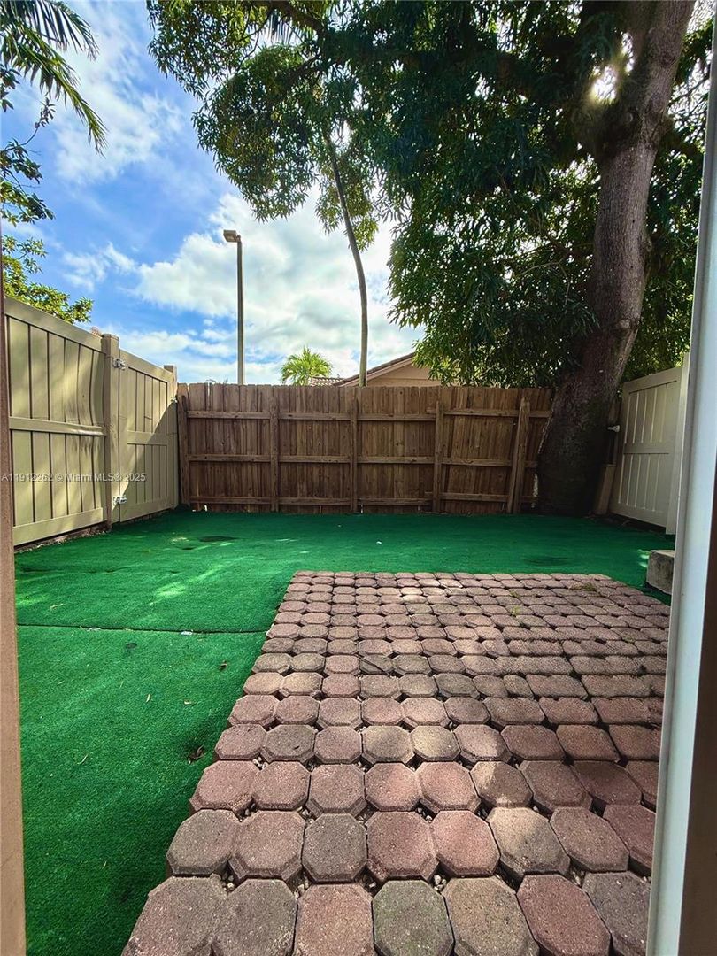 HALLANDALE BEACH House: 63 SE 3RD AVE