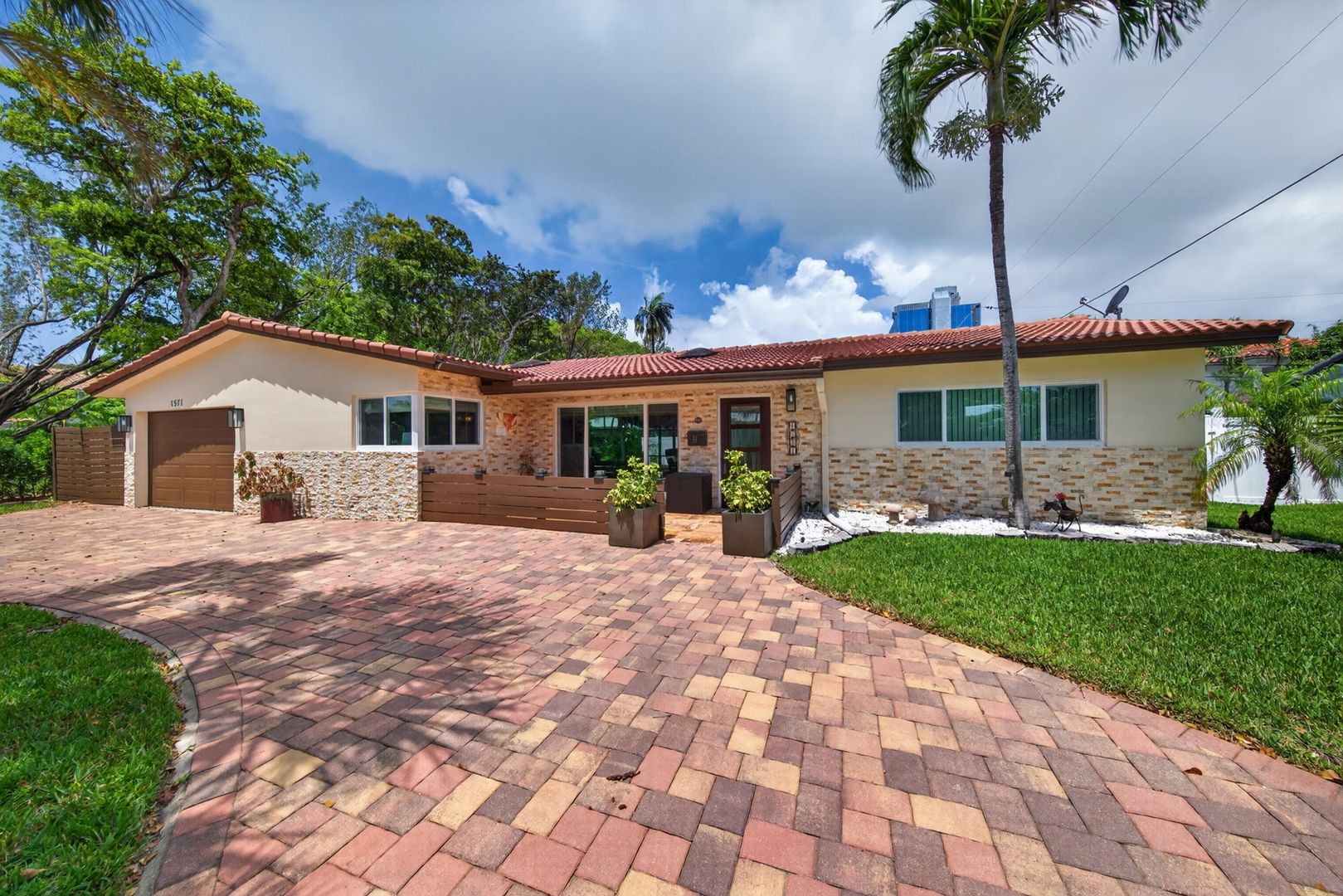 POMPANO BEACH House: 1571 SE 24TH AVE  #0