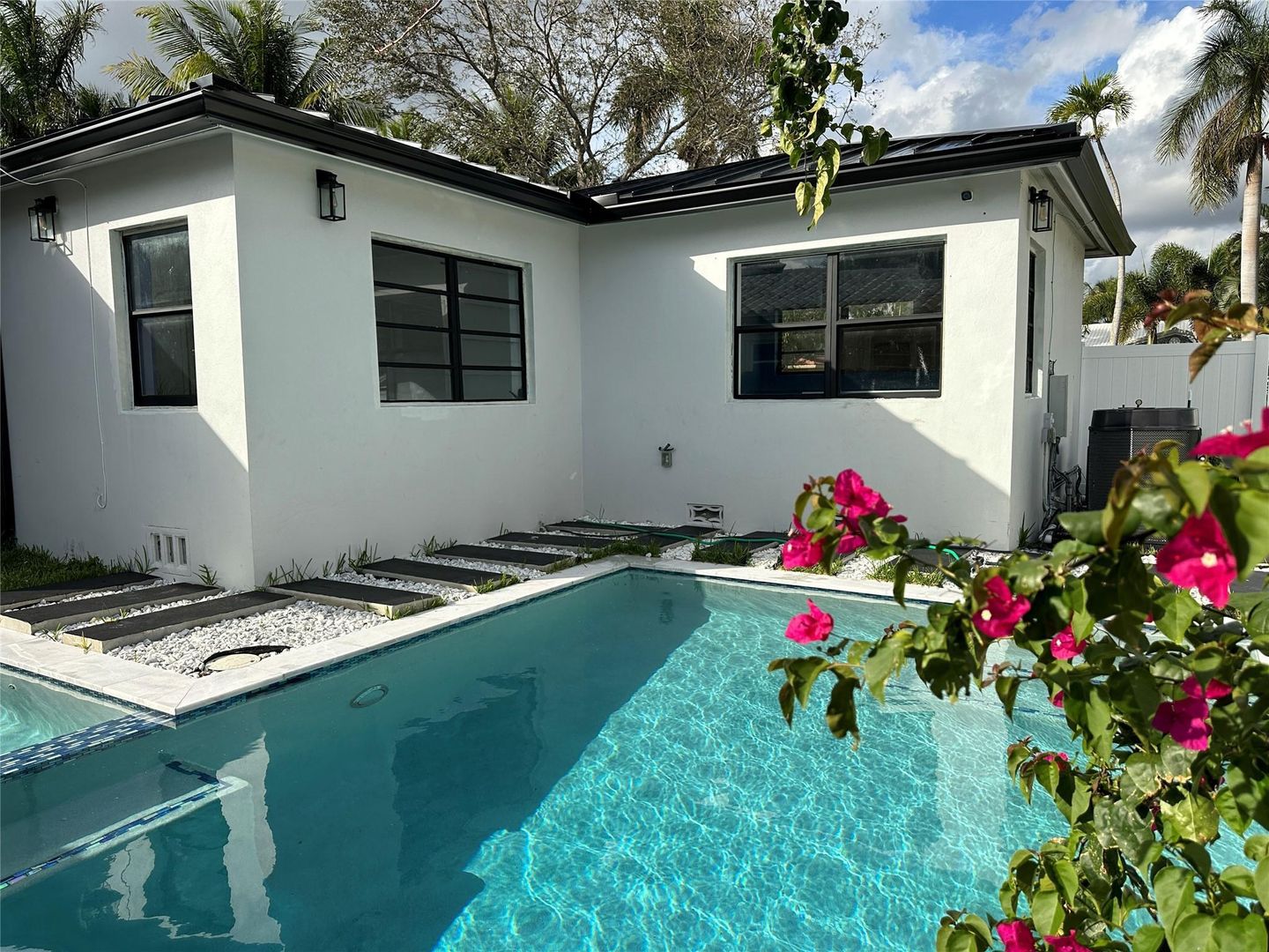 HOLLYWOOD House: 1100 BUCHANAN ST
