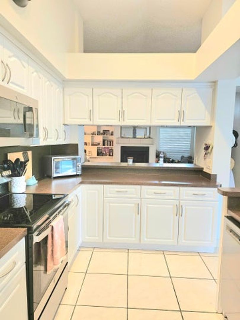 Wellington House: 14060 Greentree Drive