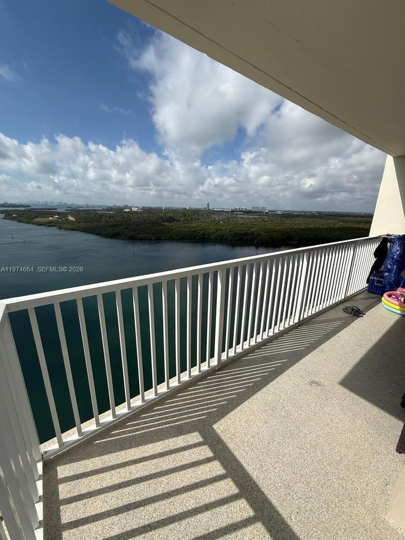 SUNNY ISLES BEACH House: 300 BAYVIEW DR APT 2106