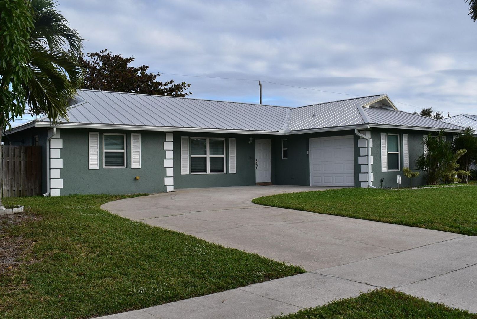 Lantana House: 826 Palama Way