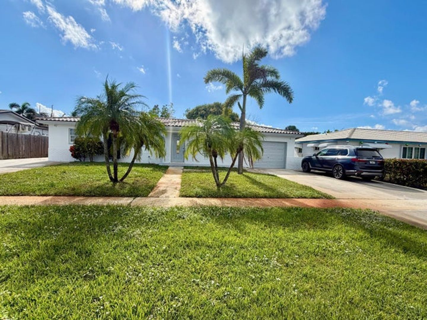 WEST PALM BEACH House: 2594 W END RD