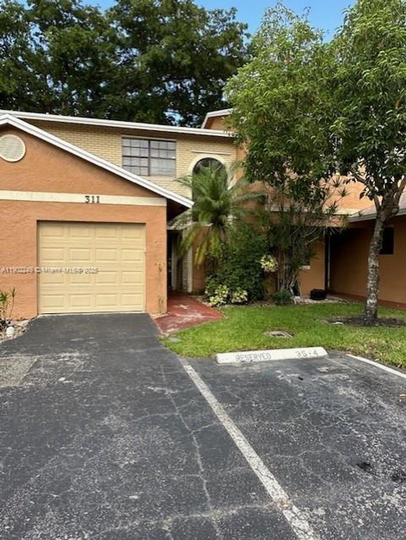 PEMBROKE PINES House: 311 NW 103RD TER
