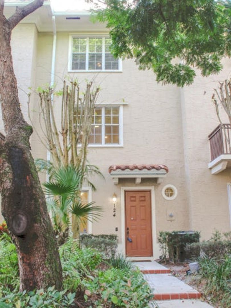 Jupiter House: 124 Jesup Lane