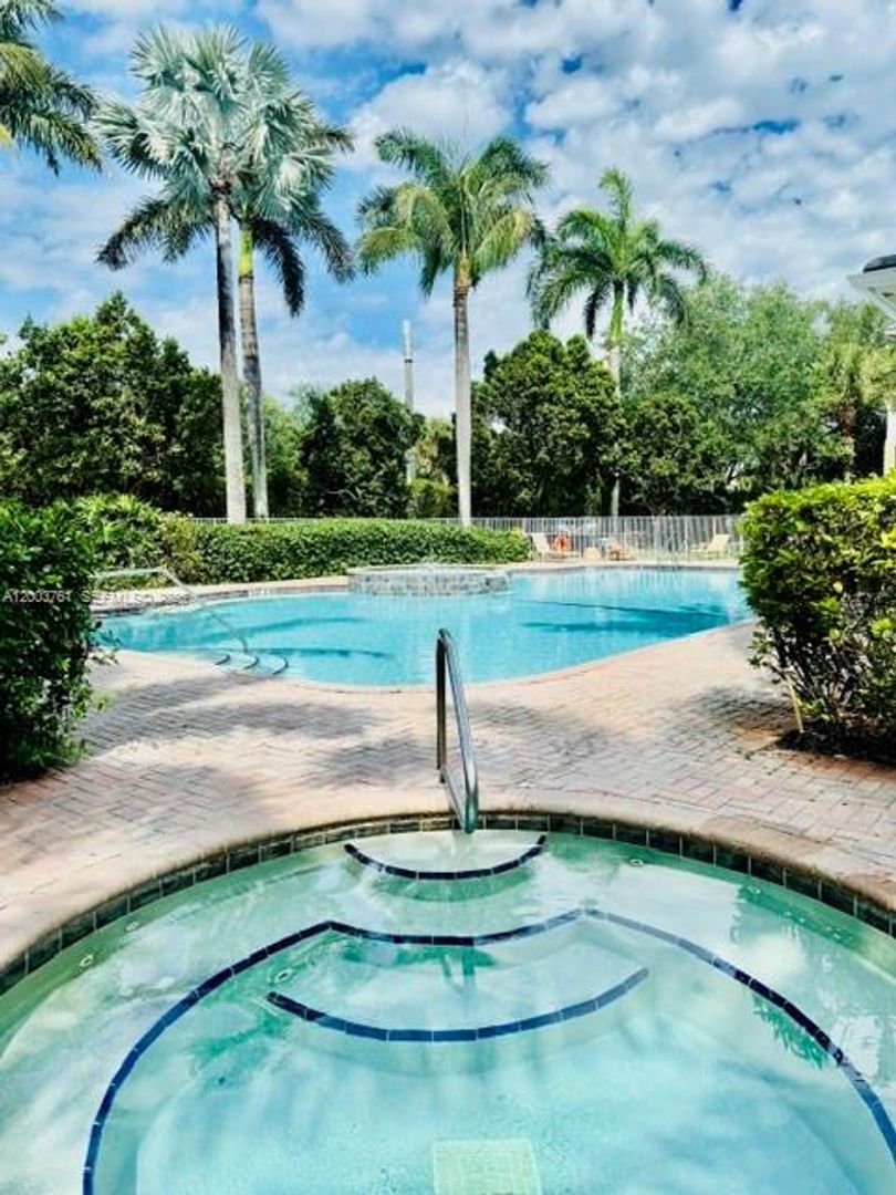 BOCA RATON House: 556 NW 39TH CIR #Townhouse 556