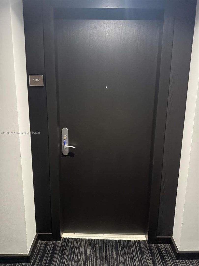 HALLANDALE BEACH House: 1850 S OCEAN DR APT 1702