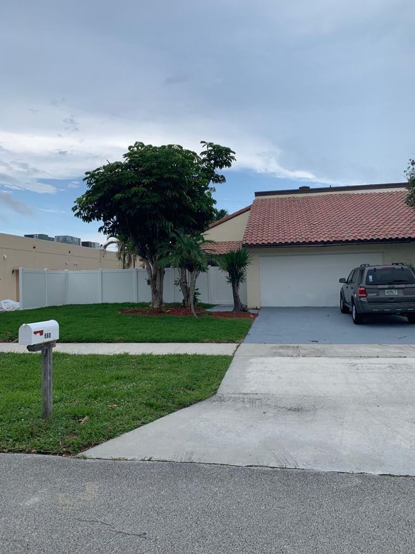 BOCA RATON House: 560 NE 48TH ST