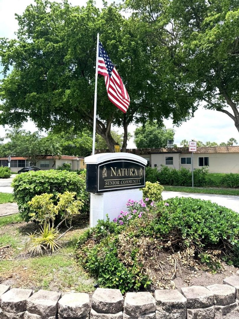 DEERFIELD BEACH House: 550 SW NATURA AVE