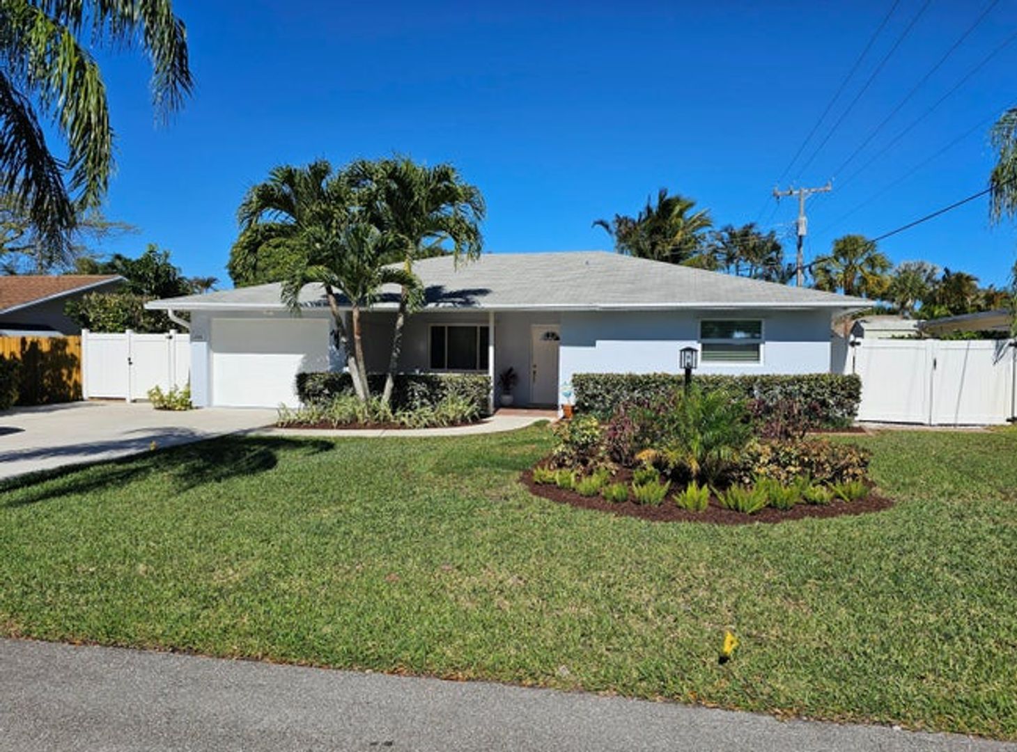 Tequesta House: 355 Franklin Road
