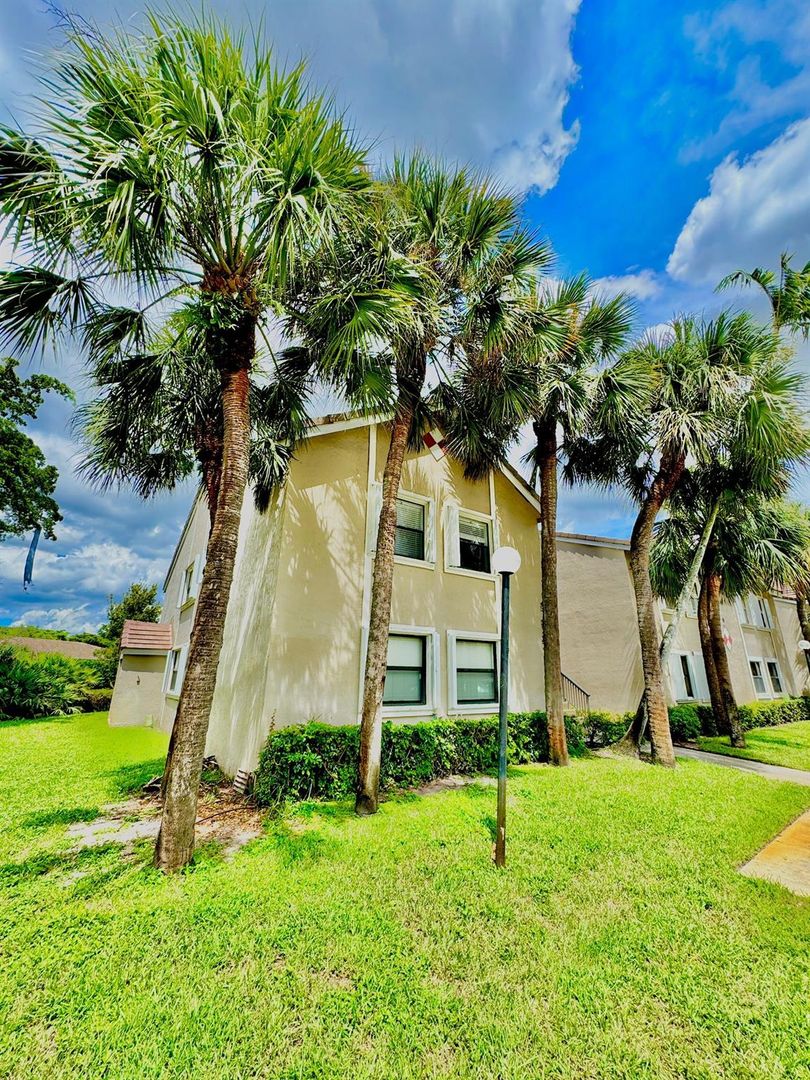 CORAL SPRINGS House: 9657 RIVERSIDE DR APT H5