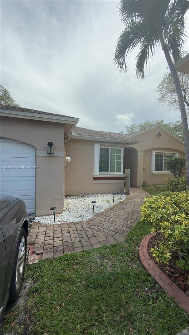 PEMBROKE PINES House: 11727 NW 12TH ST