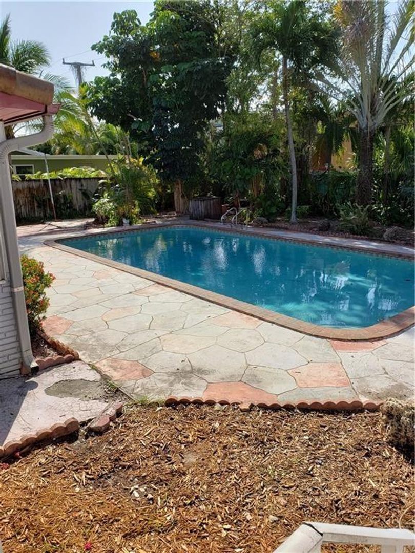 WILTON MANORS House: 516 NE 23RD ST