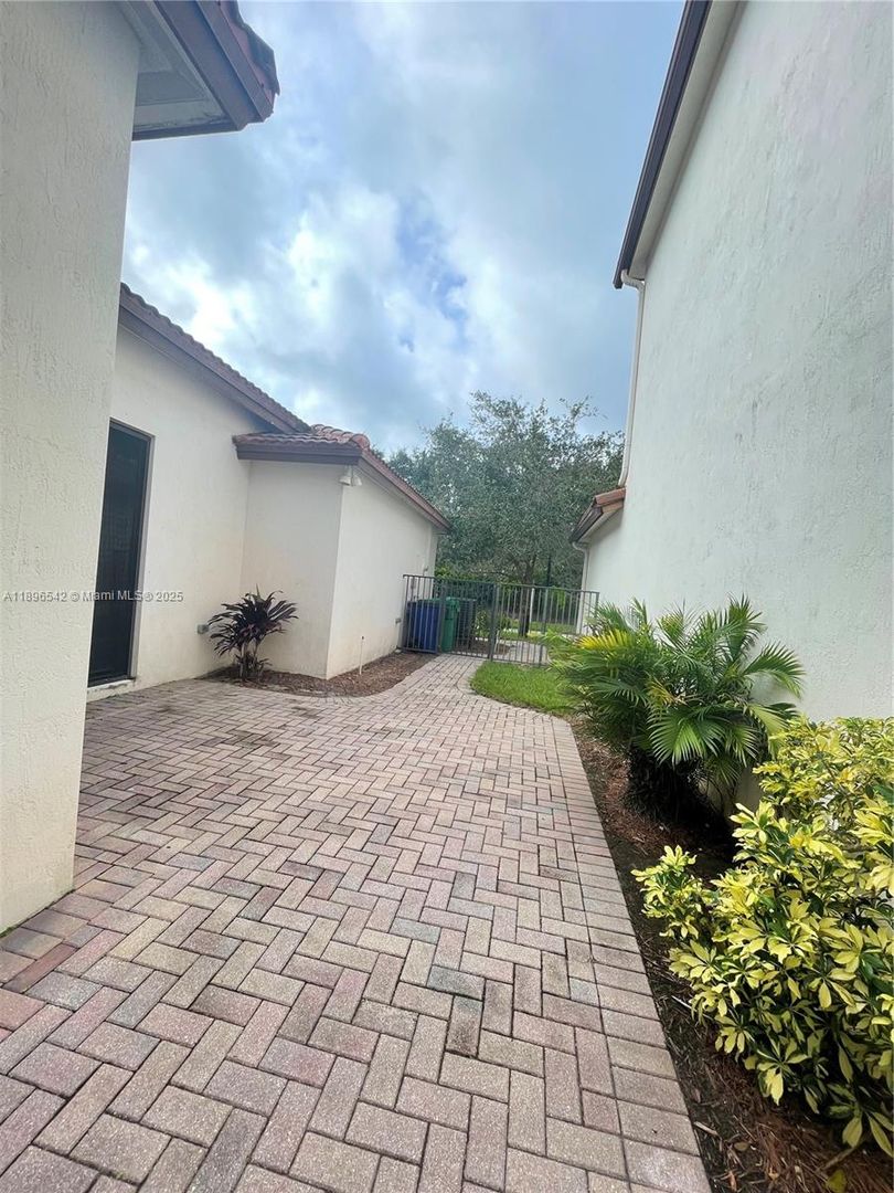 COOPER CITY House: 8290 NW 39TH CT
