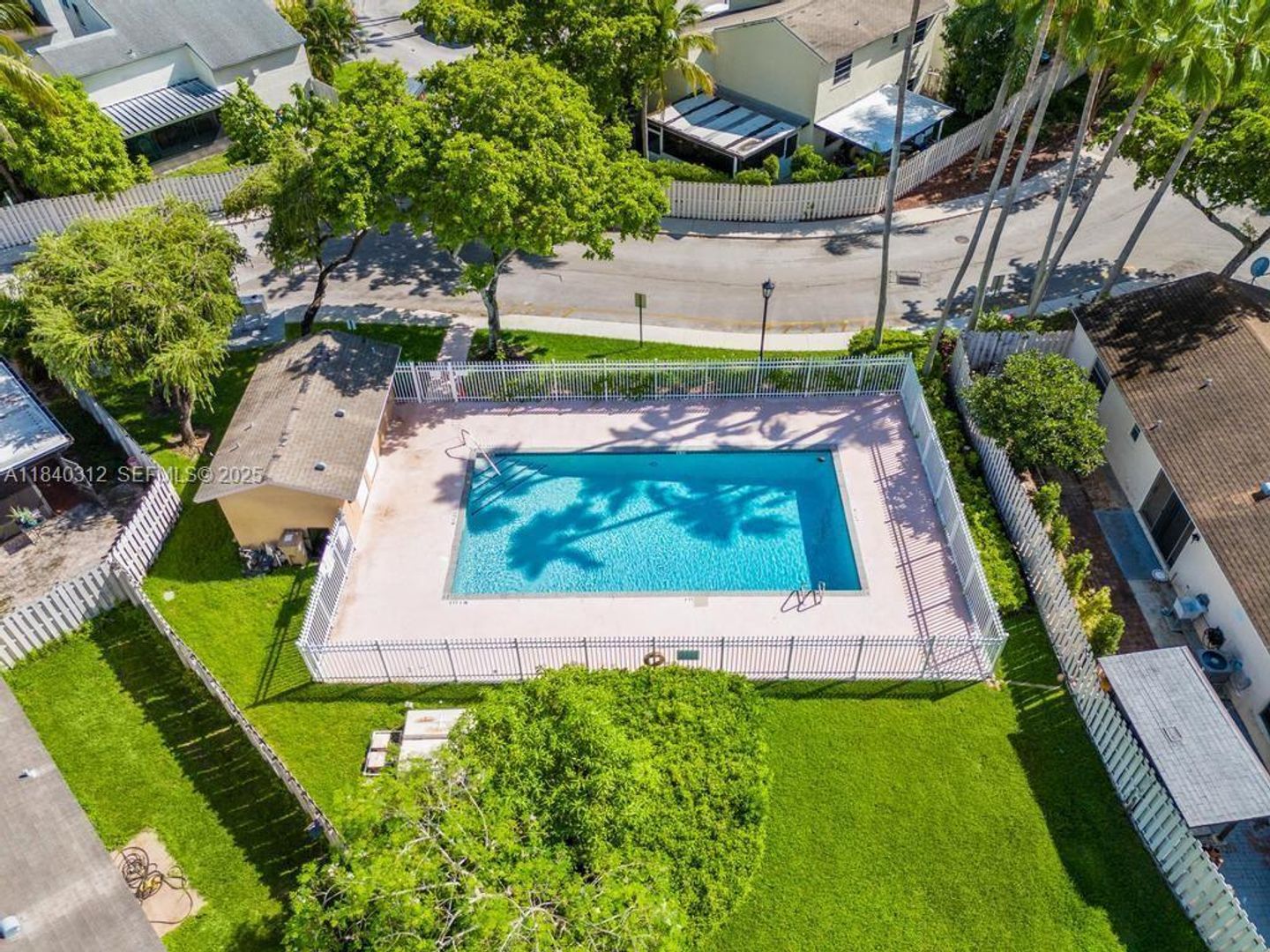 DAVIE House: 535 RADFORD TER