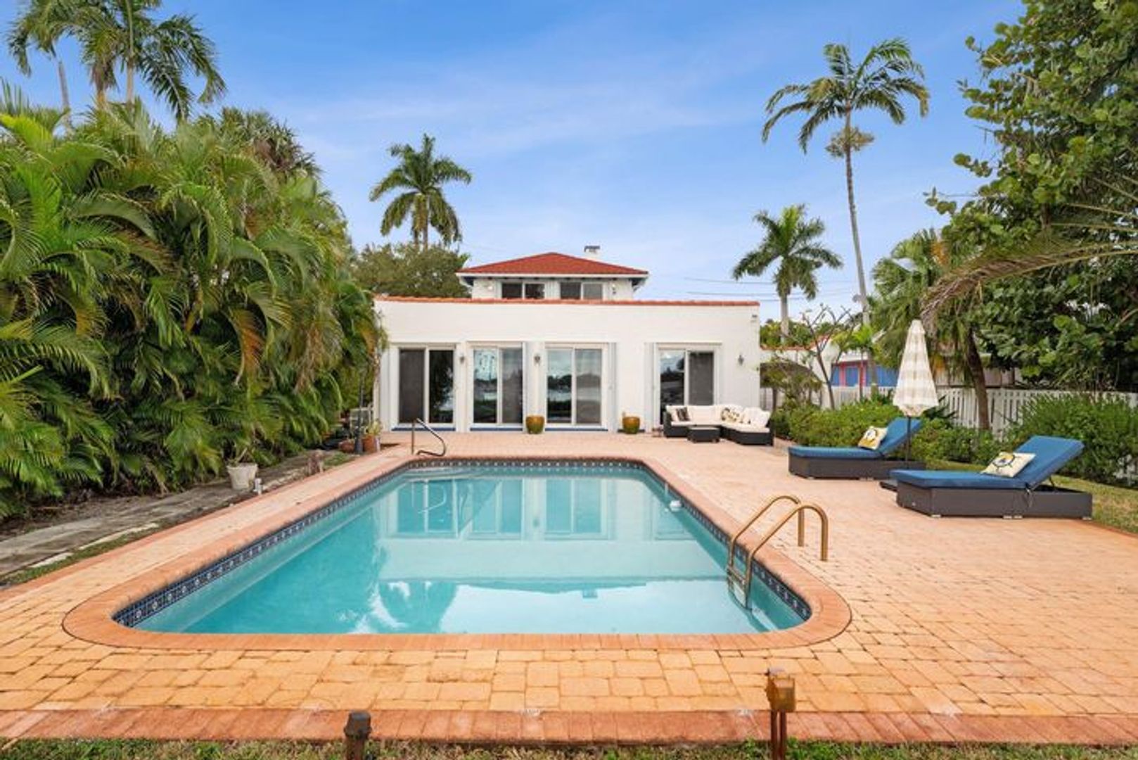 Lantana House: 114 S Lake Drive