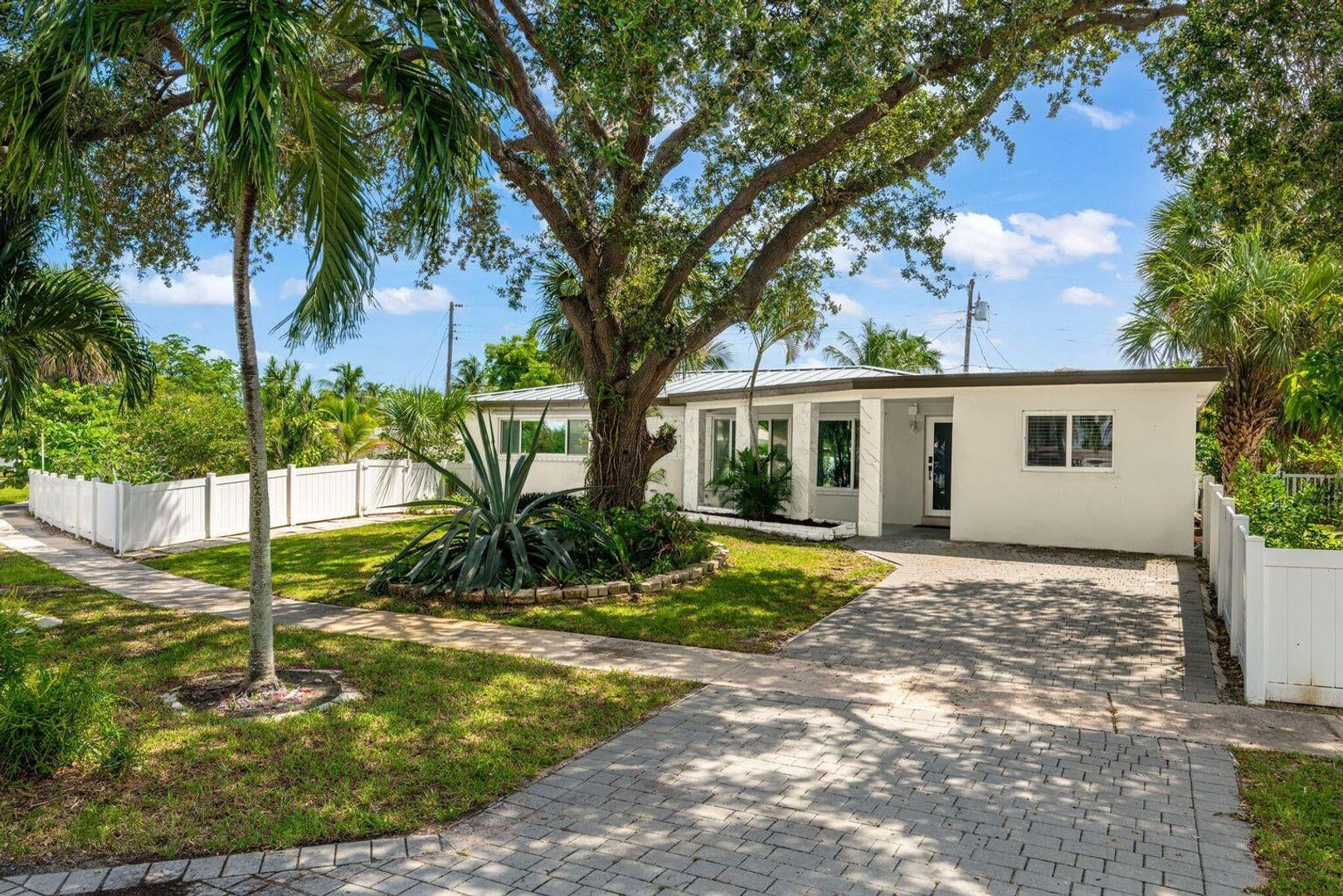 BOCA RATON House: 2298 NE 4TH AVE