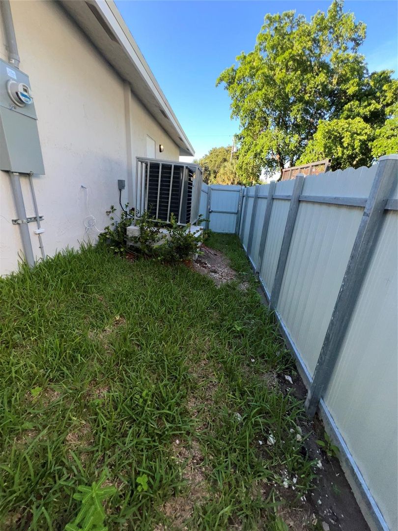 POMPANO BEACH House: 860 SW 10TH ST
