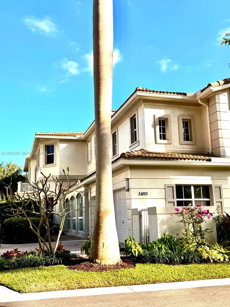 AVENTURA House: 21025 NE 38TH AVE #81