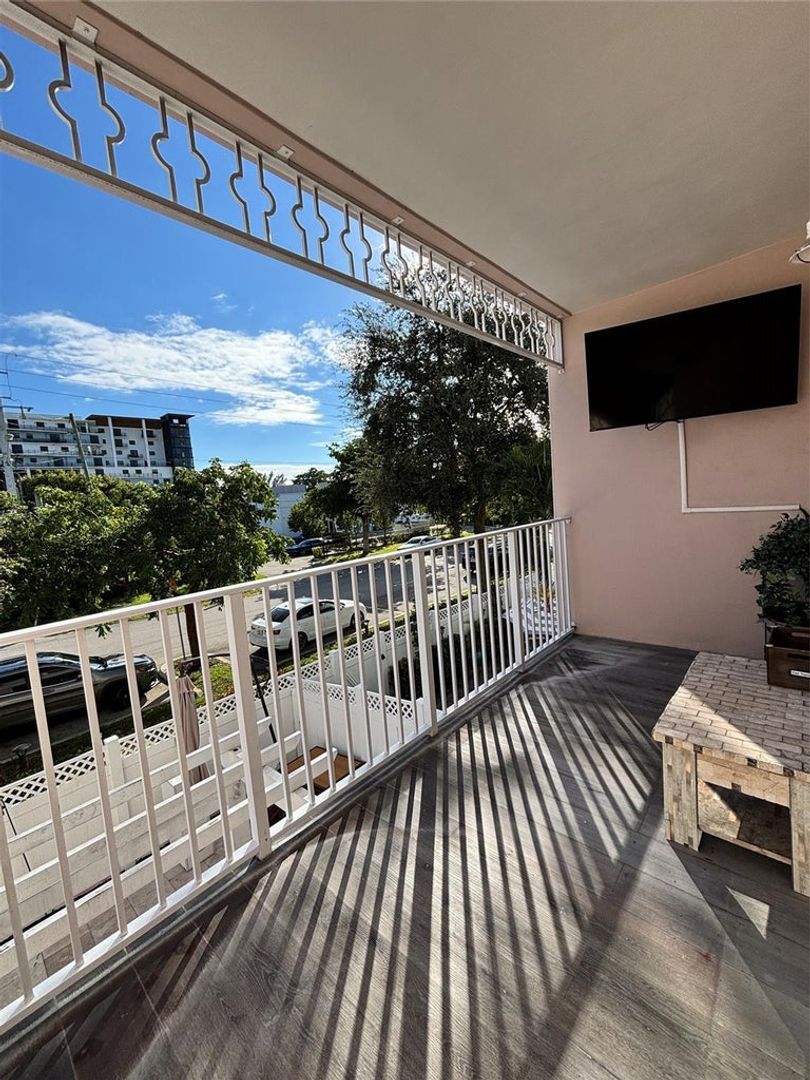 POMPANO BEACH House: 451 NE 1ST ST
