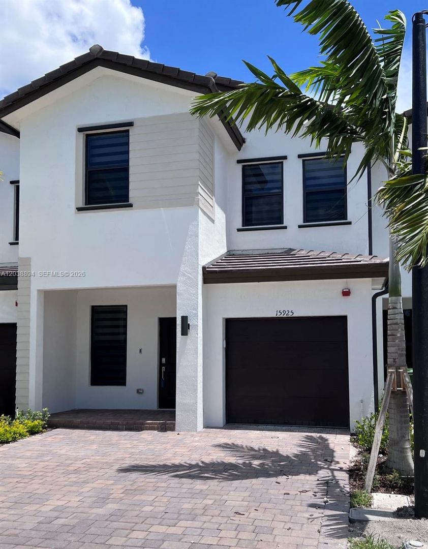 PEMBROKE PINES House: 15925 SW 2ND PL
